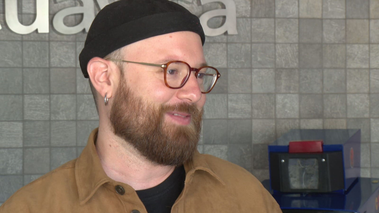Anthony Mackliff during a television interview at Ecuavisa